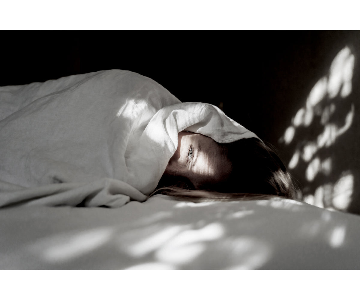 Woman can t sleep with bright light because she does not have a zDen. Maybe she can't sleep because she has insomnia or other sleep disorder 